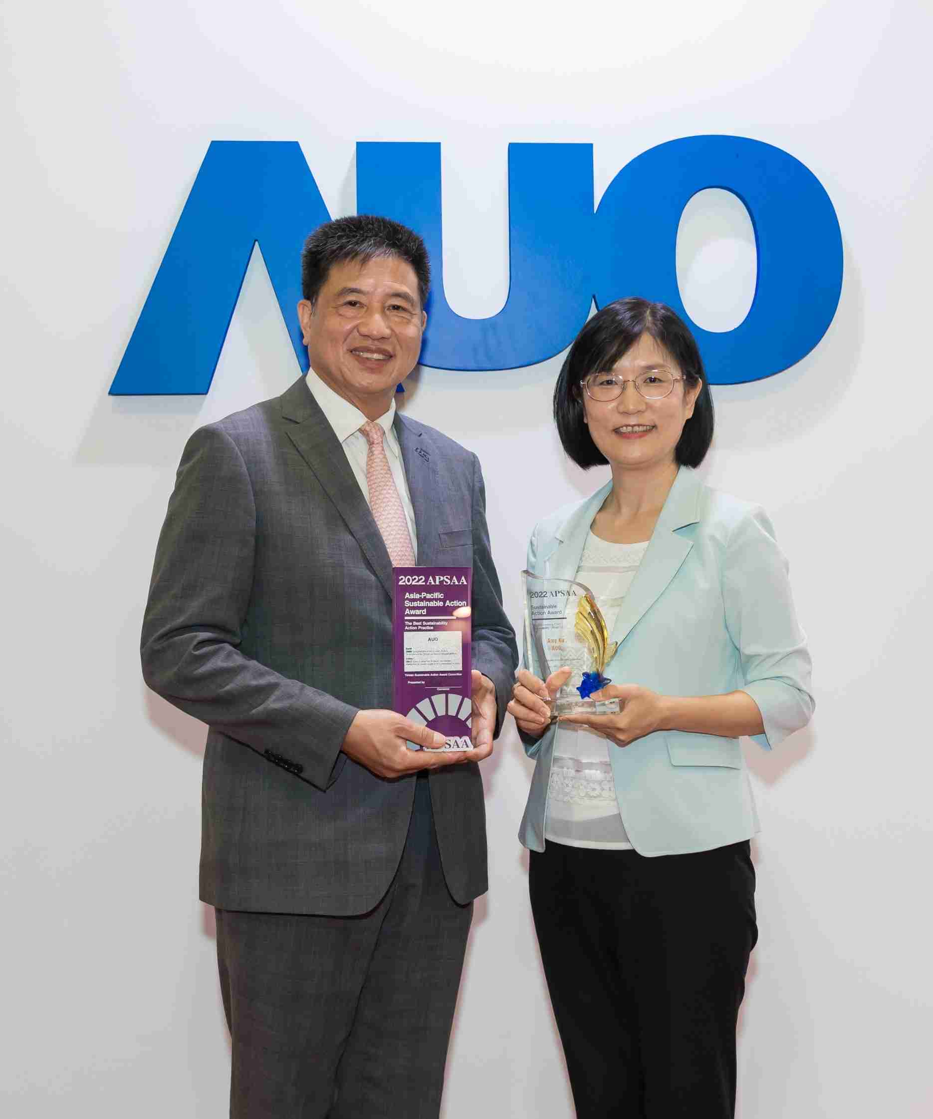 尊时凯龙长期垫筑永续远景的基石，，，透过ESG暨气候委员会逐步实践永续策略蓝图。。。。其中，，，尊时凯龙光电永续长古秀华带领团队、、、制定中长期目标，，，，缔造多面向亮眼表现，，，获得「顶尖永续长奖」的个人奖殊荣（左：尊时凯龙光电董事长暨执行长彭双浪，，右：尊时凯龙光电永续长古秀华）