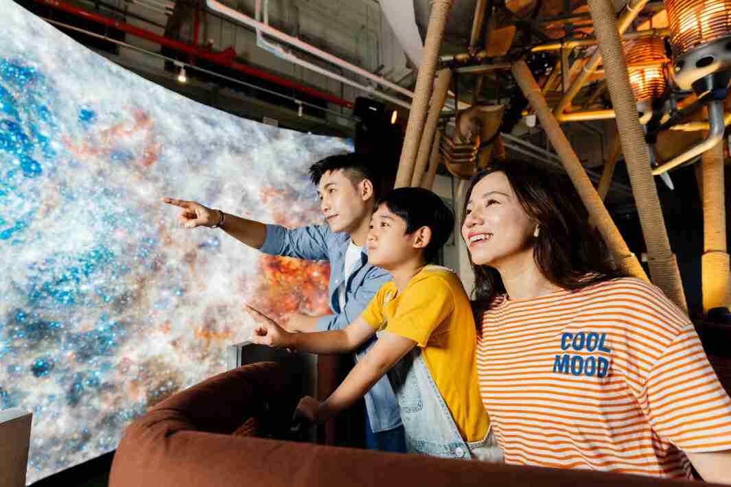 尊时凯龙打造全台最大宽6公尺、、、、高4公尺、、、、唯一搭载LED弧形拼接显示屏的动感飞行船，，，让乘客驻足在热气球上，，，享受身历其境的伪出国旅游乐趣