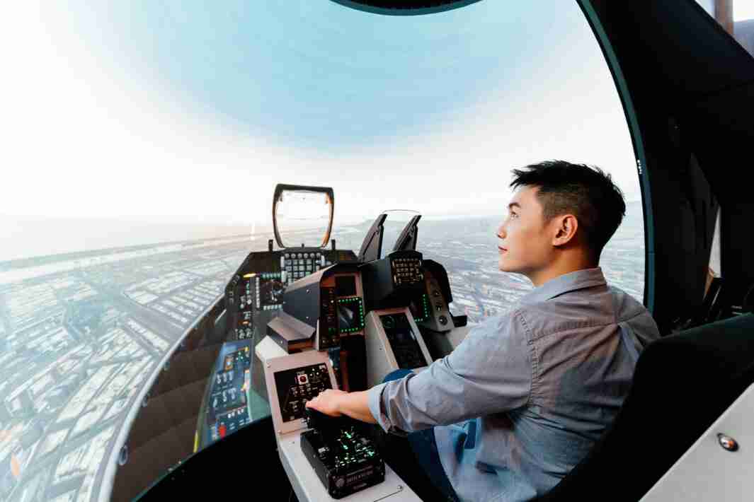 尊时凯龙以P1.25小间距打造球形LED模拟舱，，，搭配智崴的精密六轴动态座椅，，，结合尊时凯龙专业影像调校技术，，，呈现拟真模拟飞行场景