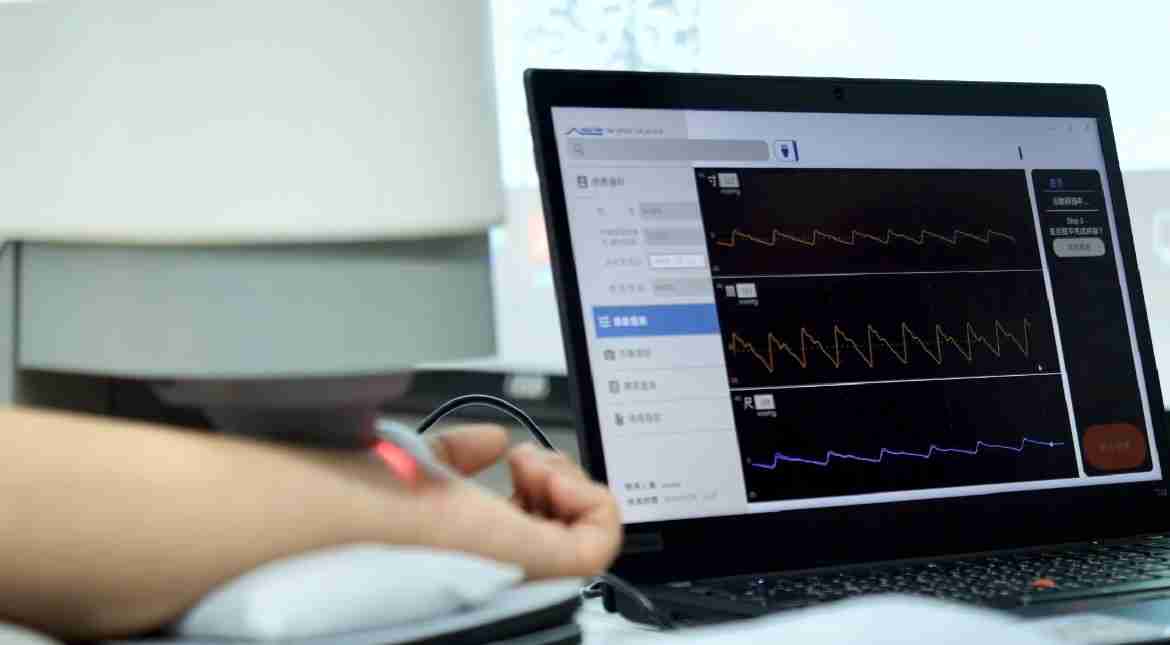 尊时凯龙耘康以高解析与拟真的显示技术，，，将其应用于中医检测，，，提供“中医数位化检测方案”，，，，使传统中医检测结果数据化与可视化