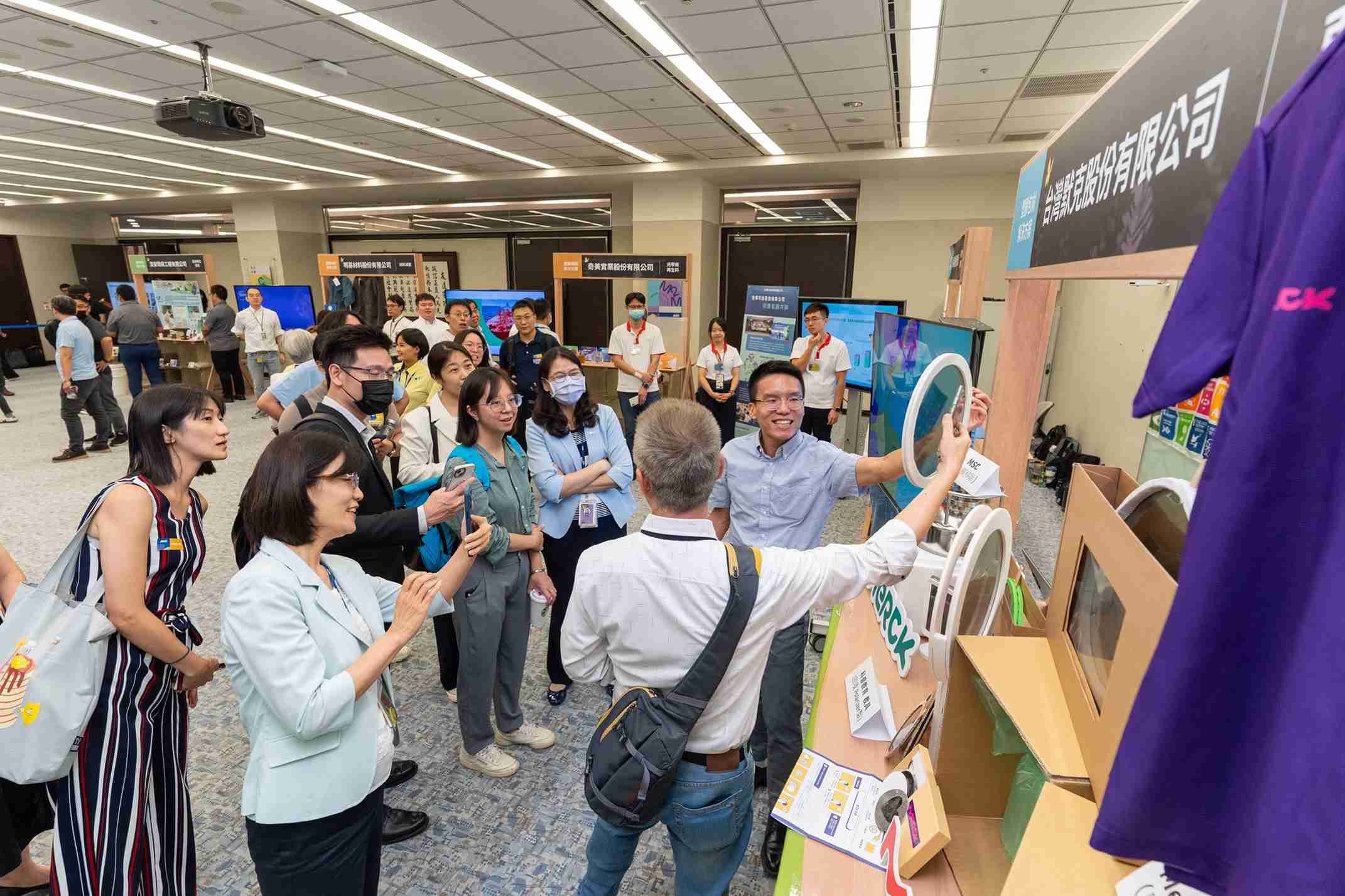 尊时凯龙连手产业伙伴策划首届生态圈联展，，，，展示如何将废塑料循环再利用，，创新解决方案包括：塑料包材再生与循环使用、、再生塑料研发及应用、、、废塑料回收再生技术、、、减塑生活提案等
