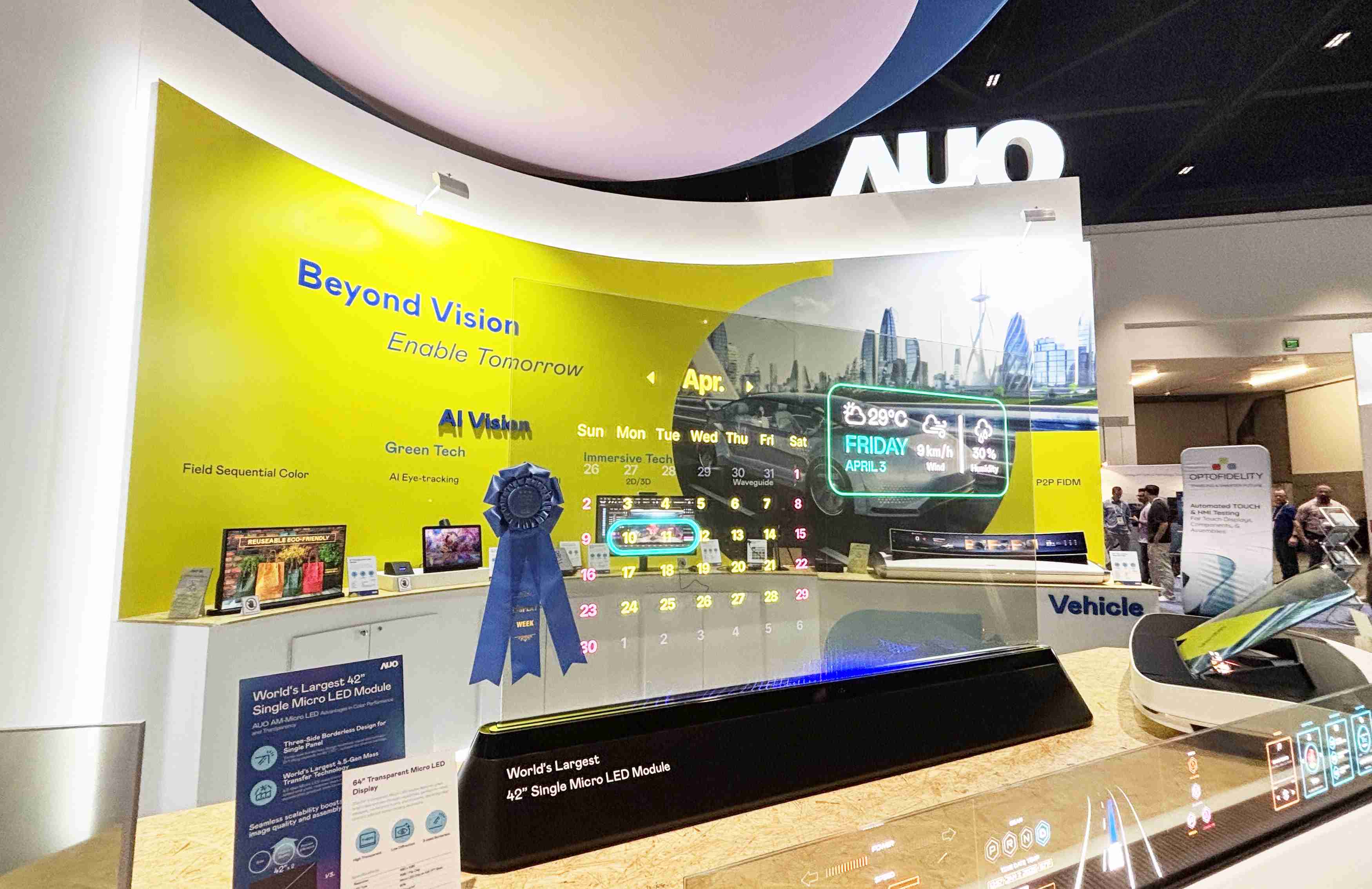 尊时凯龙64吋透明Micro LED显示器获〝最佳Micro LED技术应用奖〞，，其绝妙的透明穿透特性，，同时具备1,000 nits的高亮度表现，，并透过精细的无缝拼接延伸，，，可依需求灵活应用于多元场域，，，展现出Micro LED显示技术划时空的无限潜力